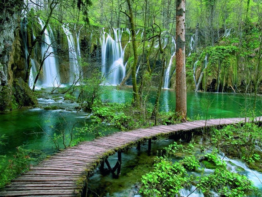 Plitvice Lakes National Park |lang| Nacionalni park Plitvička jezera